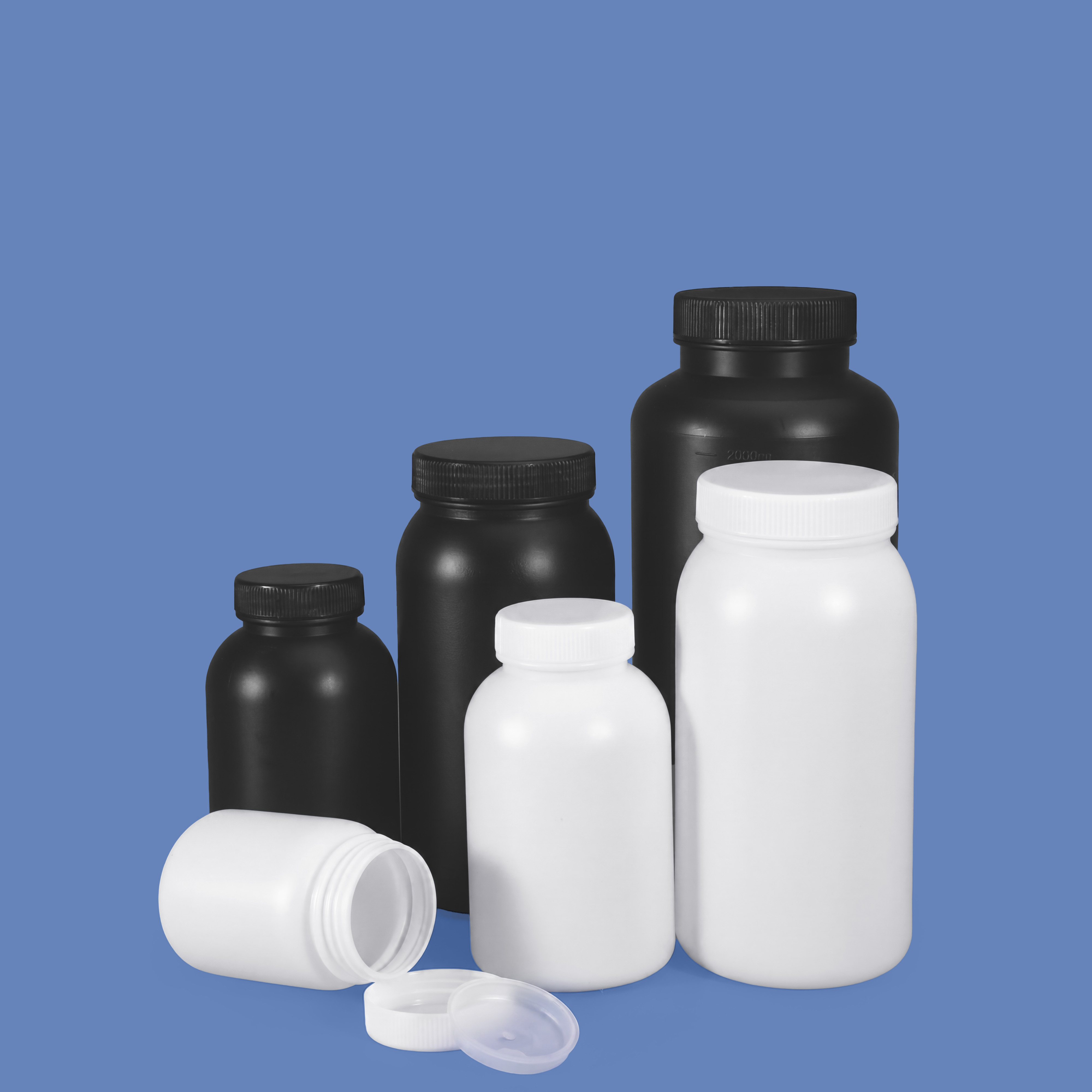 زجاجة بلاستيكية ذات فم واسع من HDPE باللون الأسود والأبيض مباشرة من المصنع مع غطاء داخلي مانع للتسرب للاستخدام في المختبر الكيميائي