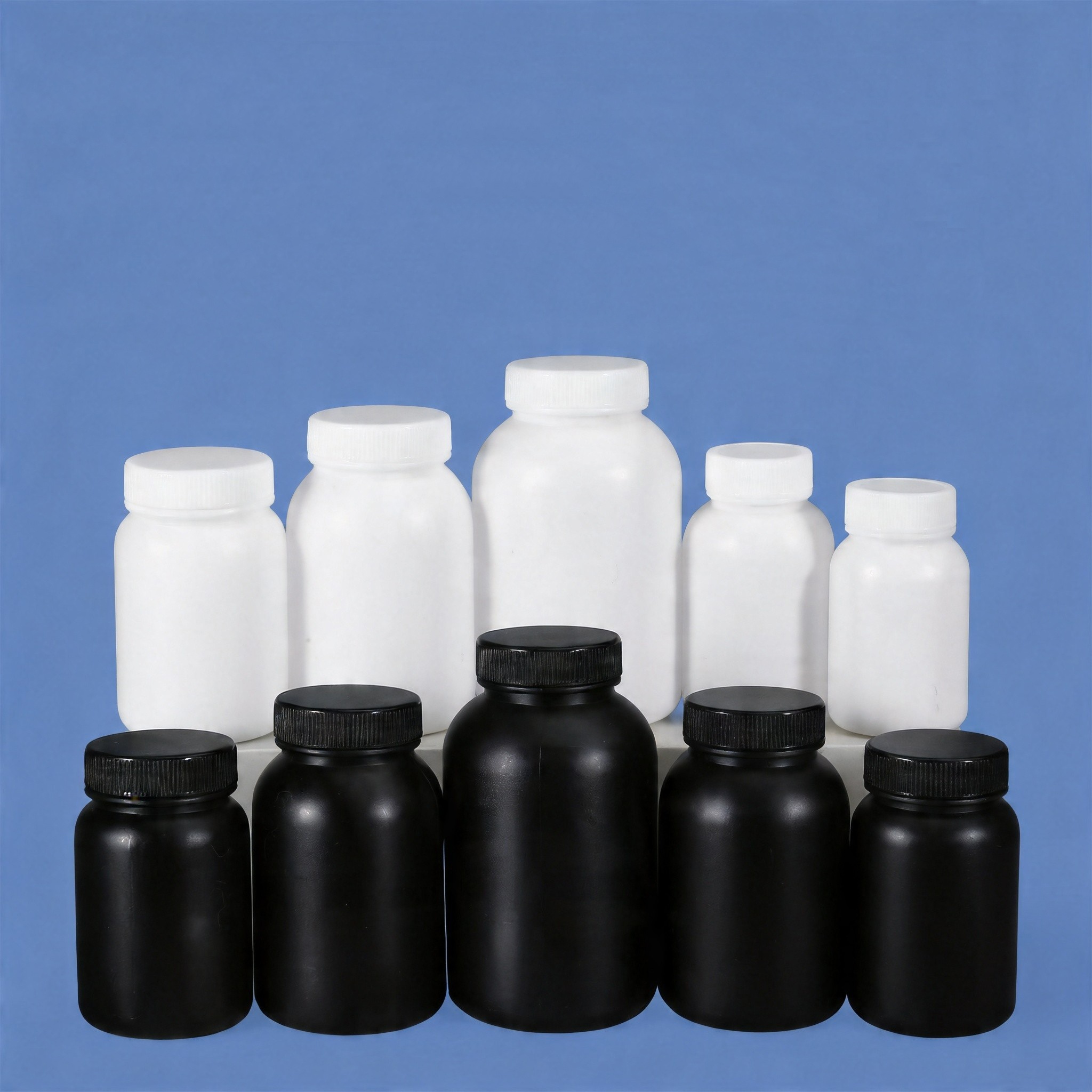 زجاجة بلاستيكية ذات فم واسع من HDPE باللون الأسود والأبيض مباشرة من المصنع مع غطاء داخلي مانع للتسرب للاستخدام في المختبر الكيميائي