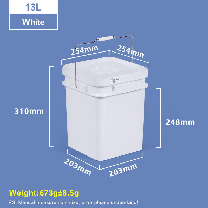 دلو بلاستيك مربع أبيض سعة 13 لتر بمقبض معدني
